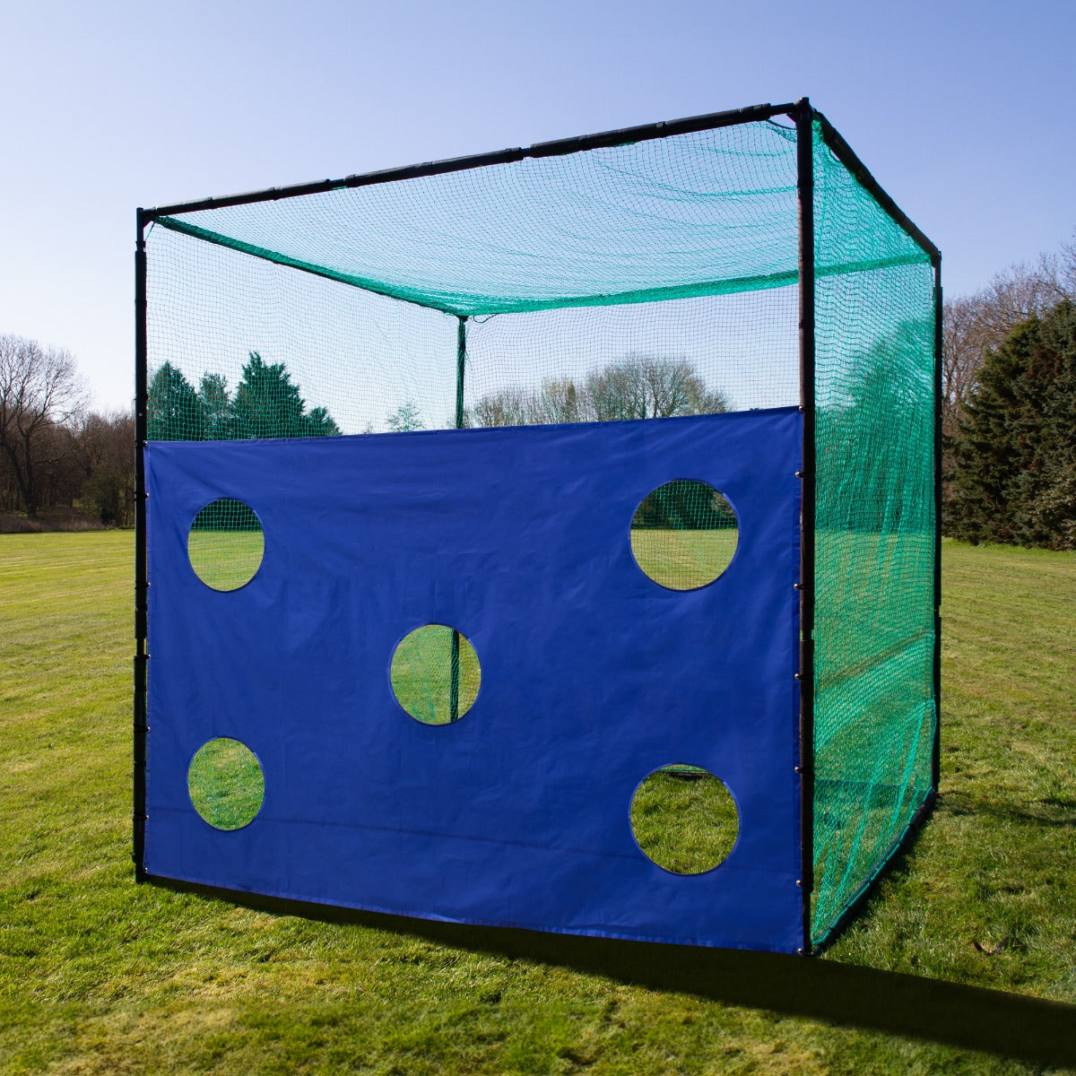Golfkäfignetz mit blauer Zielscheibe und grünen Netzen, quadratisch, mit sechs runden Löchern, ideal für das Golftraining im Freien