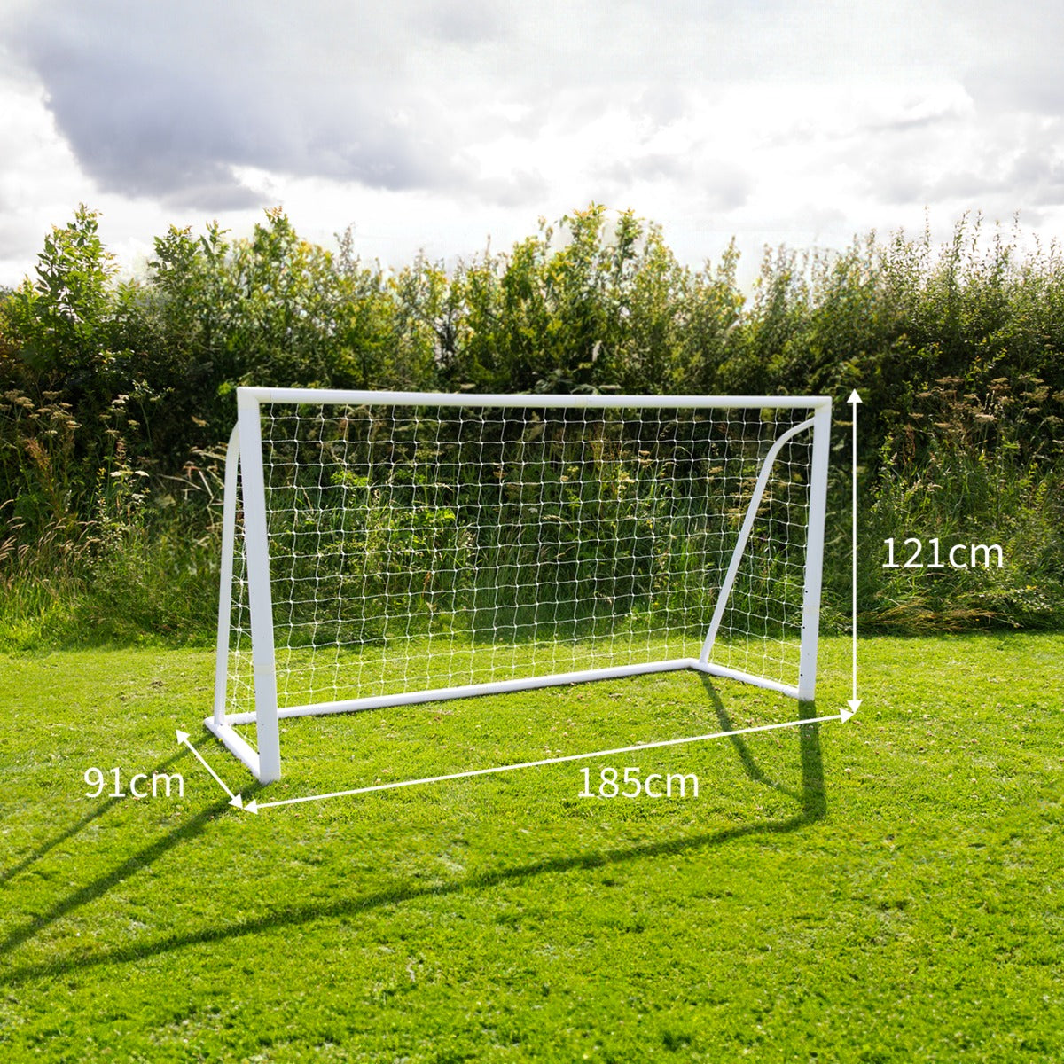 Weißes Fußballtor mit Netz, Maße 1,8m x 1,2m, auf grünem Rasen, umgeben von Bäumen, ideal für Garten- oder Freizeitspiele