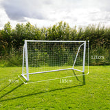 Weißes Fußballtor mit Netz, Maße 1,8m x 1,2m, auf grünem Rasen, umgeben von Bäumen, ideal für Garten- oder Freizeitspiele