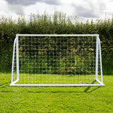 Weißes Fußballtor mit Netz, 1,8m x 1,2m, auf grünem Rasen, umgeben von Bäumen und einem bewölkten Himmel, ideal für Garten- oder Freizeitspiele