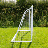 Weißes Fußballtor mit Netz auf grünem Rasen, ideal für Garten oder Sportplatz, inklusive Tragetasche und Torwand für einfaches Transportieren