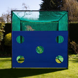 Golfkäfignetz mit blauer Zielscheibe und grüner Netzabdeckung, ideal für das Training im Garten, mit runden Löchern für gezielte Schläge