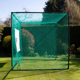 Grünes Golfkäfignetz mit stabiler schwarzer Rahmenstruktur und Zielscheibe, ideal für das Üben von Golfabschlägen im Garten