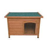 Kleine Hundehütte aus Holz mit grünem, wetterfestem Dach, brauner Holzoberfläche und einem offenen Eingang für den Hund