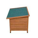 Kleine Hundehütte aus Holz mit schrägem, grünem Dach und glatter Oberfläche, ideal für den Außenbereich und wetterfest gestaltet