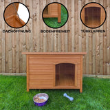 Kleine Hundehütte aus Holz mit Dachöffnung, Bodenfreiheit und Türklappen, auf grünem Rasen vor einer Holzlattenwand, ideal für kleine Hunde