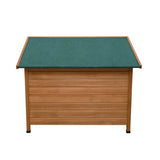 Mittelgroße Hundehütte aus Holz mit einem grünen, wetterfesten Dach und einer glatten, hellbraunen Holzoberfläche, ideal für den Außenbereich
