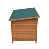 Große Hundehütte aus Holz mit brauner, vertikaler Holzverkleidung und grünem, schrägem Dach, ideal für den Außenbereich und wetterfest