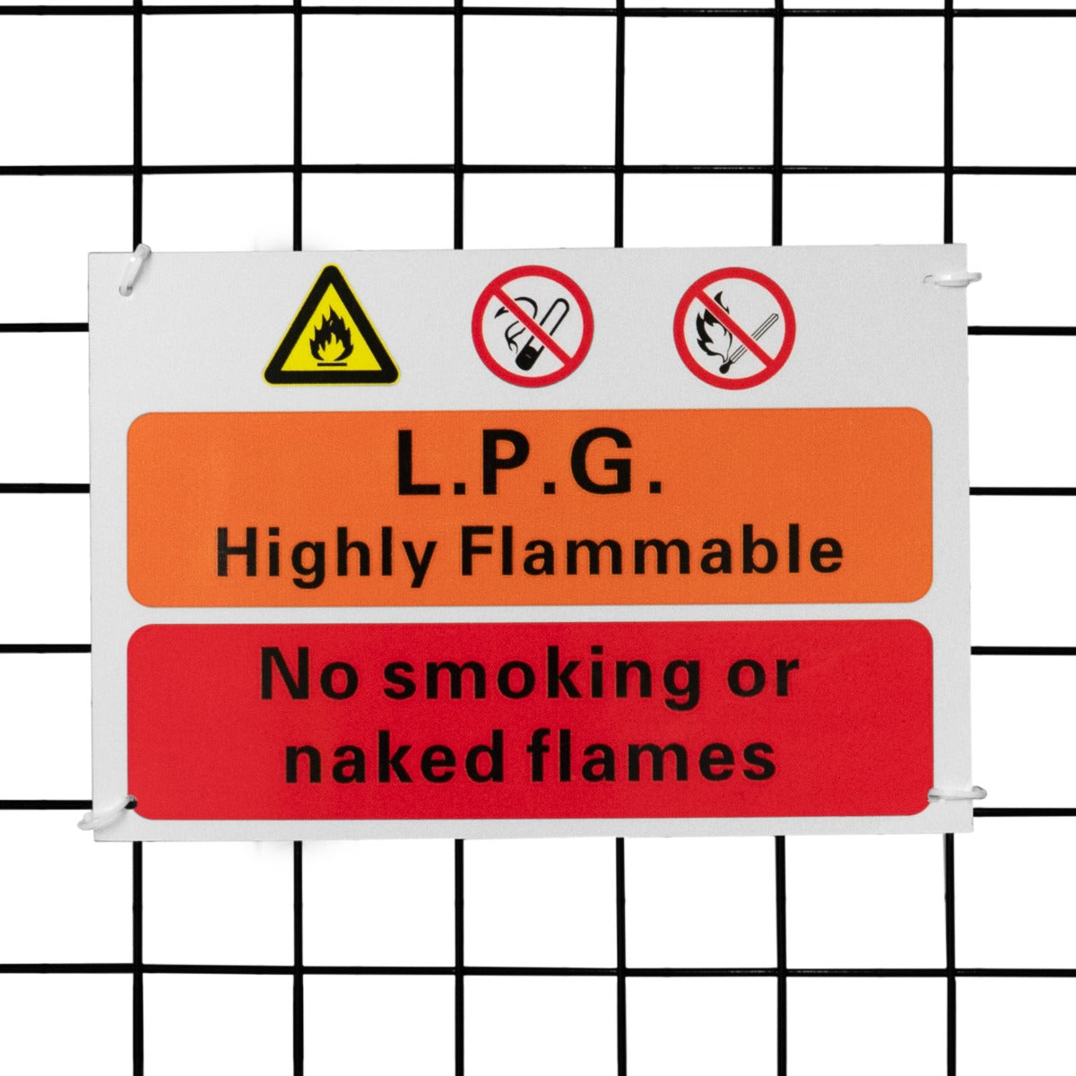 Warnschild für Gasflaschenlagerung mit orangefarbenem Text "L.P.G. Highly Flammable" und roten Hinweisen gegen Rauchen und offene Flammen auf weißem Hintergrund