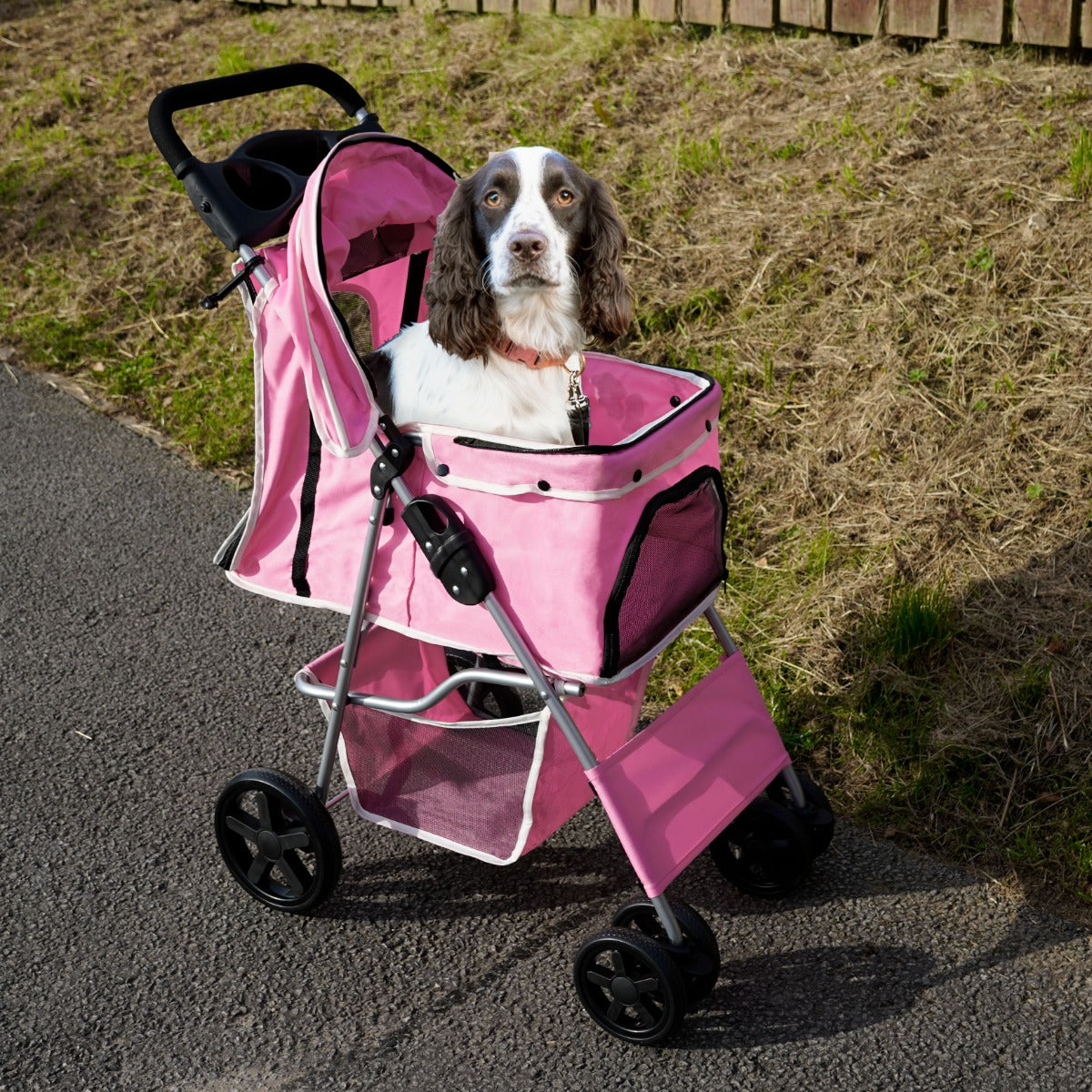 Haustierwagen in leuchtendem Rosa mit Regenabdeckung, ausgestattet mit einem bequemen Innenraum und stabilen Rädern für Spaziergänge mit Ihrem Hund