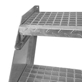 Verzinkte Stahlstufe in silberner Farbe, 600 mm breit, mit rutschfester Oberfläche und strukturiertem Design für sicheren Halt und Stabilität