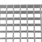 Verzinkter Stahl Stufen mit 900 mm Breite, rechteckiges Gitterdesign, robuste Struktur, glänzende silberne Oberfläche und gleichmäßige Maschen