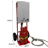 Tragbare Pferdedusche mit 18L Wassertank, rotem Gaszylinder, silberner Heizvorrichtung und flexibler Schlauchverbindung, ideal für mobile Anwendungen