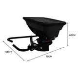 Schwarzer ATV-Streuer für Quad mit einer rechteckigen Ladefläche, Maßen 70 cm x 53 cm x 40 cm, ideal für präzises Streuen von Materialien