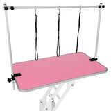Hydraulischer Pflegetisch in Weiß mit einer rosa, rutschfesten Tischplatte und verstellbaren Haltegurten, ideal für die Tierpflege