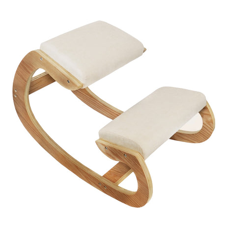 Ergonomischer Kniestuhl aus hellem Holz mit weichen, cremefarbenen Polstern, die Komfort und Unterstützung für eine gesunde Sitzhaltung bieten