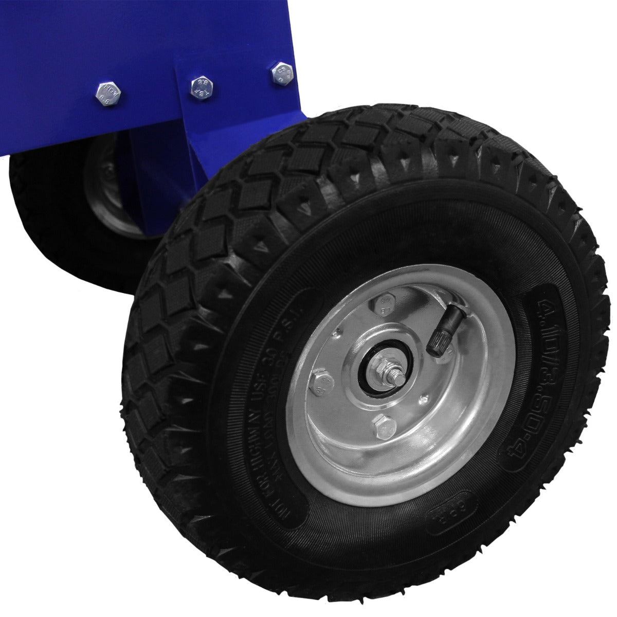 Robuster Gummireifen mit tiefem Profil, montiert auf einer stabilen Metallachse, ideal für den T-Mech 7PS Holzhäcksler, sorgt für gute Mobilität