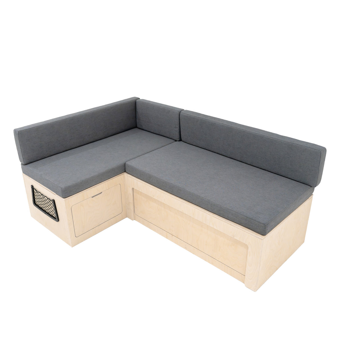 L-förmiges Bett für Wohnmobile mit grauen Kissen, Holzrahmen, Stauraum unter der Sitzfläche, modernes, funktionales Design für kleine Räume
