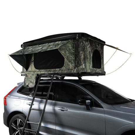 Dachzelt in Camouflage-Design, auf einem grauen SUV montiert, mit großen Fenstern und einer stabilen Leiter für einfachen Zugang