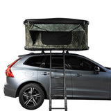 Dachzelt in Camouflage-Design auf einem grauen SUV, mit stabiler Leiter, ideal für Camping und Outdoor-Abenteuer, wetterfest und robust