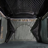 Geräumiges Auto Dachzelt in Camouflage-Design, mit robustem, wasserabweisendem Material und einem Netz für zusätzliche Belüftung und Stauraum