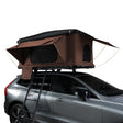 Braunes Auto Dachzelt auf einem grauen SUV, mit seitlichen Fenstern, einer Leiter und einem stabilen, wasserabweisenden Material für Outdoor-Abenteuer
