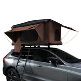 Braunes Auto Dachzelt auf einem grauen SUV, mit seitlichen Fenstern, einer Leiter und einem stabilen, wasserabweisenden Material für Outdoor-Abenteuer