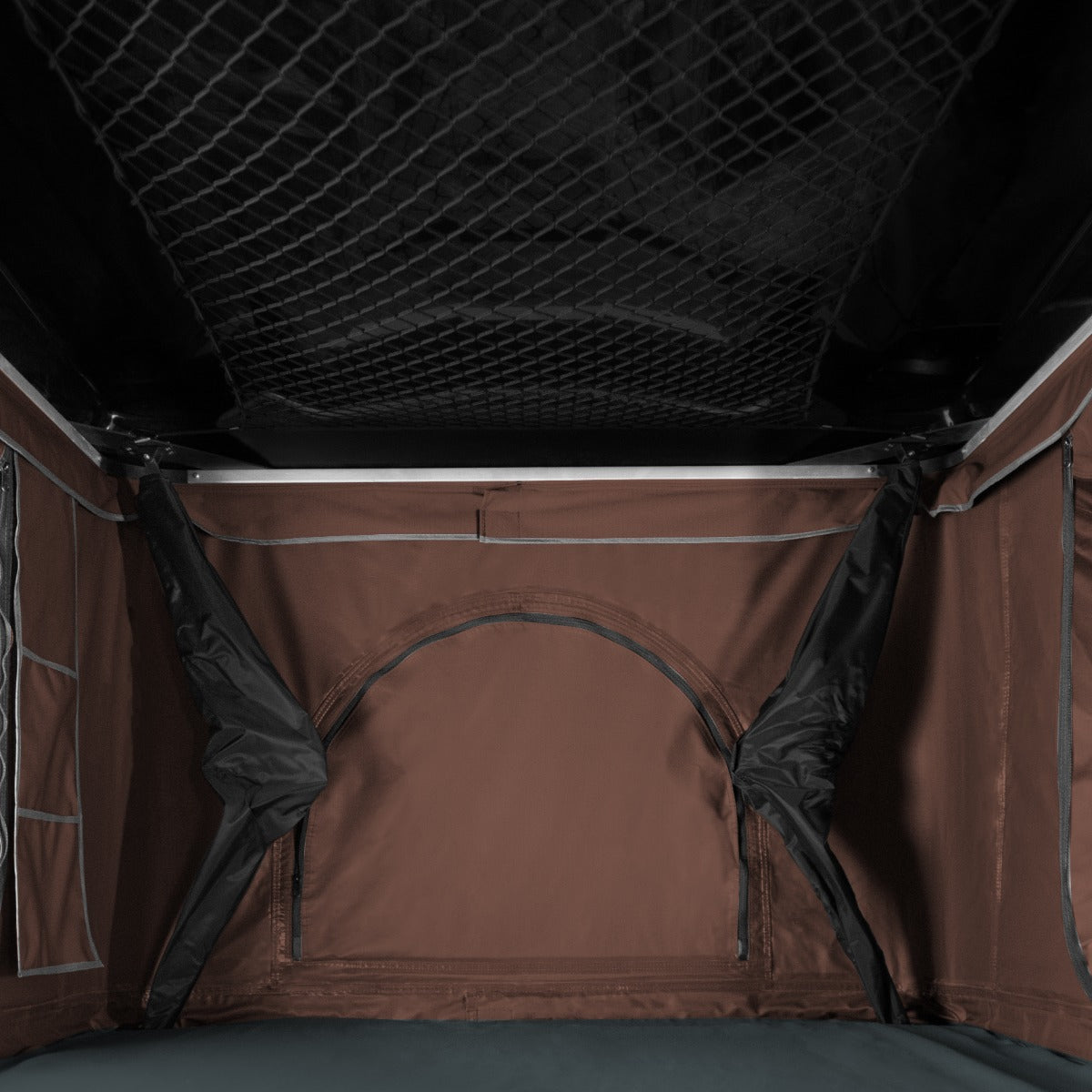 Braunes Auto Dachzelt mit einem weichen Innenraum, stabilen Ecken und einem großen Eingang, ideal für Camping und Outdoor-Abenteuer