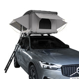 Grau Auto Dachzelt auf einem silbernen SUV, mit einer stabilen Leiter, bietet Platz für zwei Personen und hat ein wetterfestes, strapazierfähiges Material