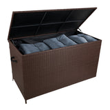 Braune Rattan Kissenbox mit offenem Deckel, gefüllt mit grauen Kissen, strukturierte Oberfläche und praktische Griffe für einfachen Transport