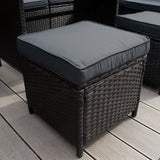 Schwarze Rattan-Eckgarnitur mit grauem, gepolstertem Kissen, ideal für den Außenbereich, bietet Komfort und stilvolles Design