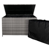 Grau geflochtene Rattan-Kissenbox mit einem offenen Deckel, daneben eine schwarze Schutzhülle, ideal für die Aufbewahrung von Gartenkissen