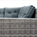 Grau geflochtene Rattan Eckgarnitur mit weichen, grauen Kissen, ideal für den Außenbereich, bietet Komfort und stilvolles Design