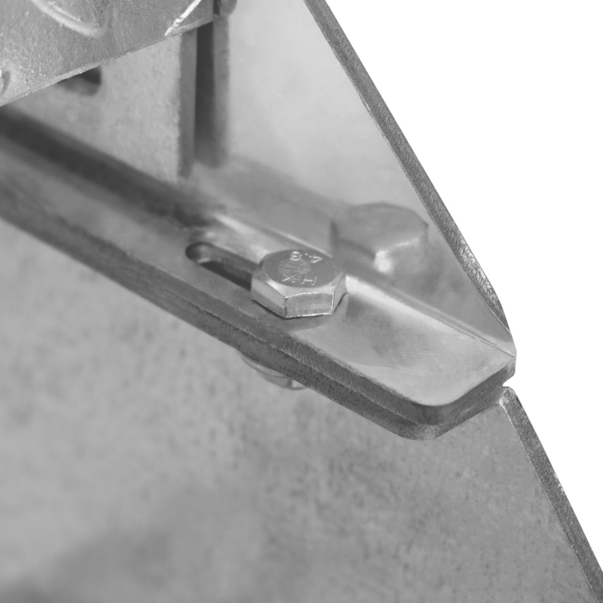 Verstellbare verzinkte Stahltreppe mit sechsteiligem Design, 900 mm breit, zeigt robuste Verbindungselemente und glatte, metallische Oberfläche