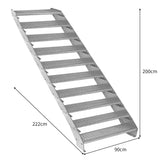 Verstellbare Treppe aus verzinktem Stahl mit zehn Stufen, 900 mm breit, rutschfester Oberfläche und stabiler Konstruktion, ideal für verschiedene Anwendungen