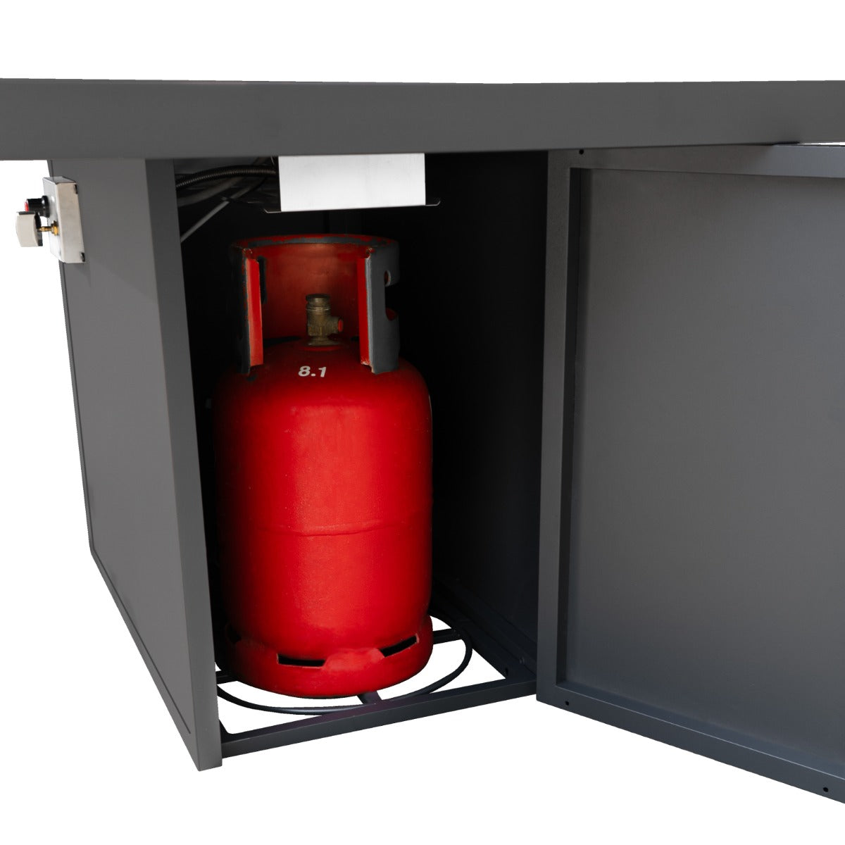Roter Gaszylinder in einem modernen, grauen Gartenlounge-Set mit integrierter Feuerstelle, ideal für gemütliche Abende im Freien