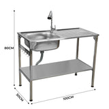 Faltbarer Camping-Spültisch aus Edelstahl mit einer großen Spüle, abgerundeten Kanten, einem praktischen Ablagebereich und einem modernen Wasserhahn