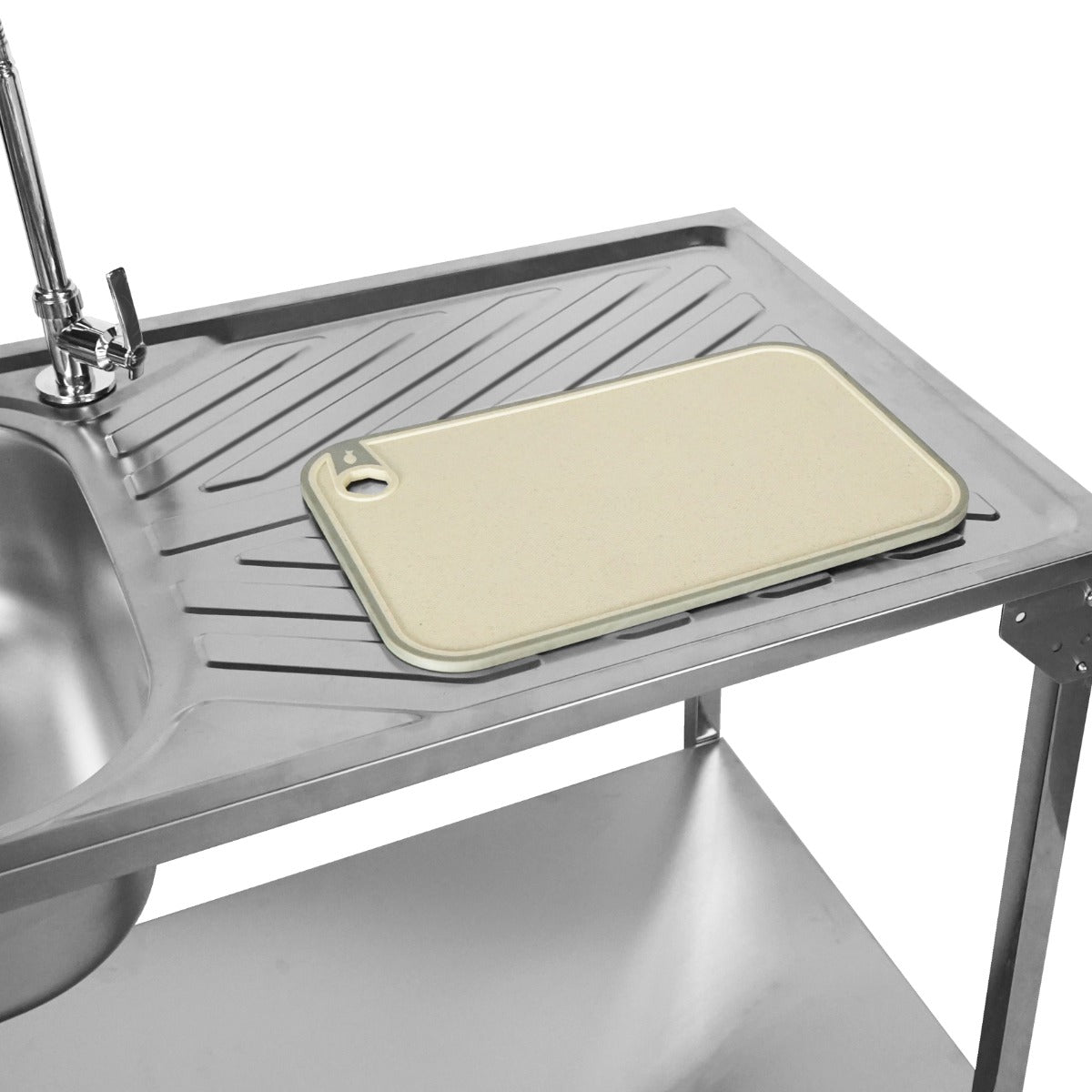 Faltbarer Camping-Spültisch aus Edelstahl mit einer glatten, hellbeigen Arbeitsfläche und einer praktischen Ablage für Geschirr und Utensilien