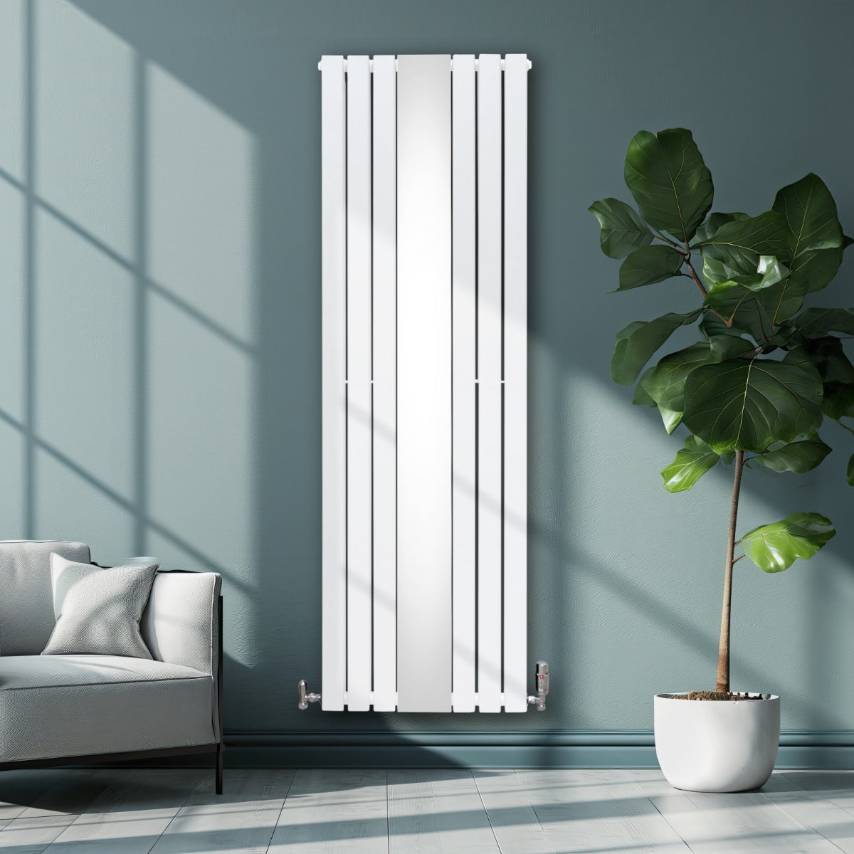Eleganter weißer Heizkörper mit integriertem Spiegel, 1800mm x 565mm, an einer grauen Wand, umgeben von einem modernen Wohnraum und einer Pflanze