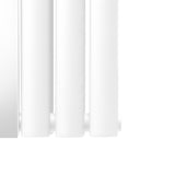 Ovaler Röhrenheizkörper mit integriertem Spiegel, 1800mm x 380mm, in glänzendem Weiß, bietet modernes Design und effiziente Wärmeabgabe