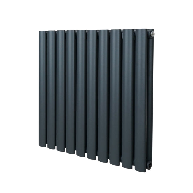 Ovaler Röhrenheizkörper in Anthrazitgrau, 600mm x 600mm, mit glatten, runden Rohren und modernem Design, ideal für stilvolle Heizlösungen