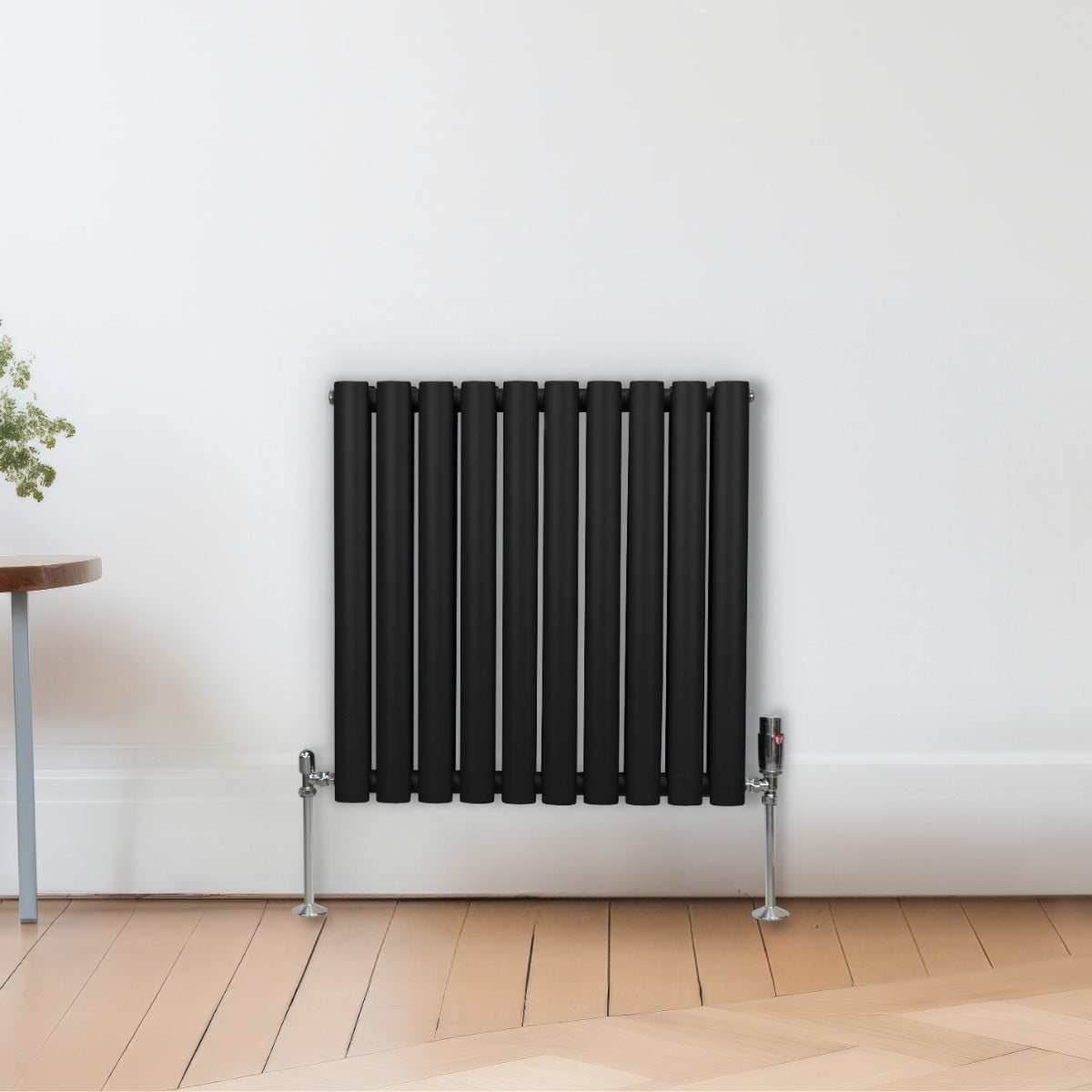 Ovaler Röhrenheizkörper in Schwarz, 600mm x 600mm, mit glatter Oberfläche und eleganten, vertikalen Röhren, ideal für moderne Innenräume