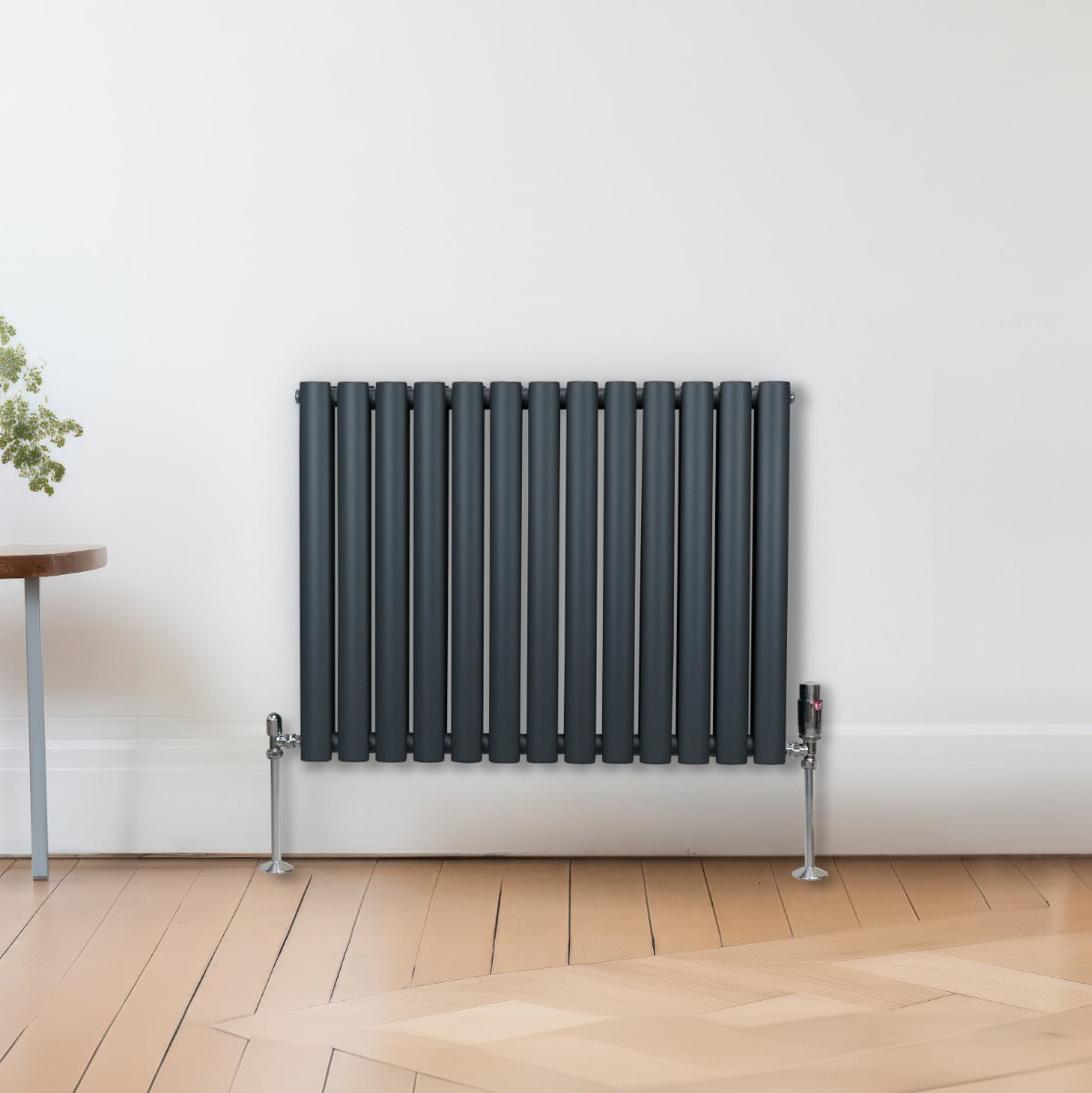 Ovaler Röhrenheizkörper in Anthrazitgrau, 600mm x 780mm, mit vertikalen Röhren und eleganten Füßen, ideal für moderne Innenräume