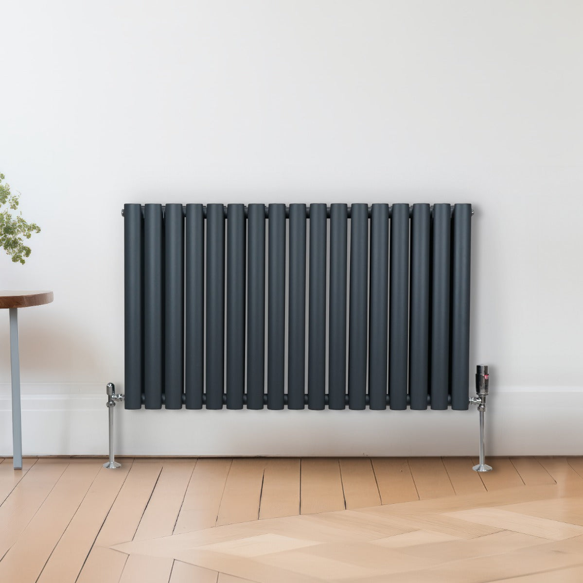 Ovaler Röhrenheizkörper in Anthrazitgrau, 600mm x 1020mm, mit vertikalen Röhren und stabilen Füßen, ideal für moderne Innenräume