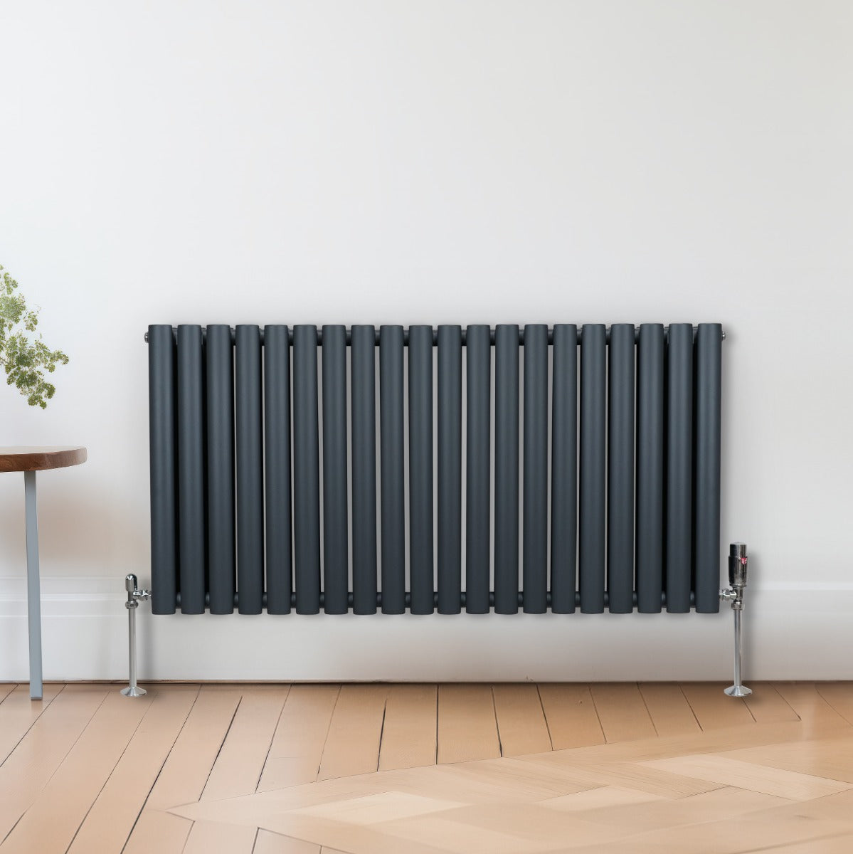 Ovaler Röhrenheizkörper in Anthrazitgrau, 600mm x 1200mm, mit glatten, runden Rohren und eleganten Füßen, ideal für moderne Innenräume