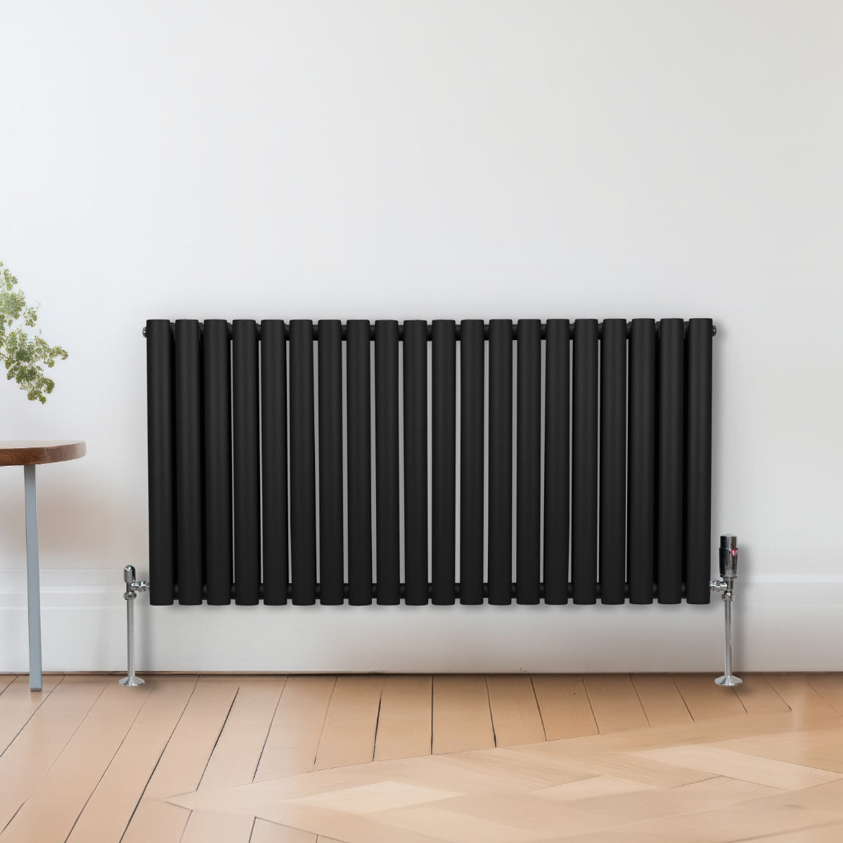 Ovaler Röhrenheizkörper in Schwarz, 600mm x 1200mm, mit glatten, vertikalen Lamellen und stabilen Füßen, ideal für moderne Innenräume