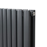 Ovaler Röhrenheizkörper in Anthrazitgrau, 600mm x 1440mm, mit glatter Oberfläche und modernen, schlanken Rohren für effiziente Wärmeabgabe