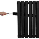 Schwarzer ovaler Röhrenheizkörper mit sechs Röhren, handgehaltenes Werkzeug zur Montage, matte Oberfläche, modernes Design, 600mm x 1440mm