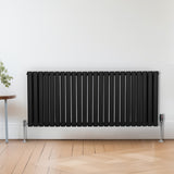 Ovaler Röhrenheizkörper in Schwarz, 600mm x 1440mm, mit glatter Oberfläche und vertikalen Röhren, ideal für moderne Innenräume