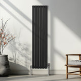 Schwarzer ovaler Röhrenheizkörper mit sechs vertikalen Rohren, 1600mm x 360mm, elegant an einer hellen Wand, umgeben von minimalistischem Interieur